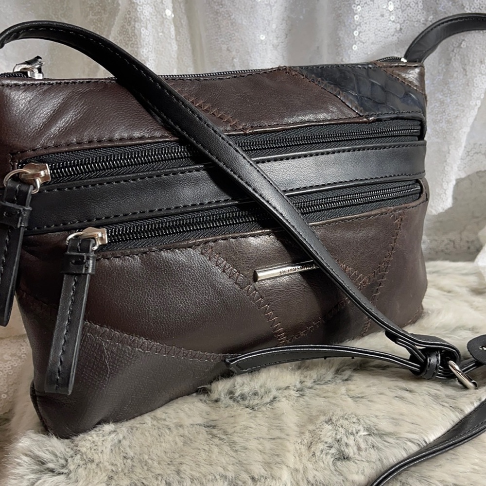 Jaclyn Smith crossbody leather purse